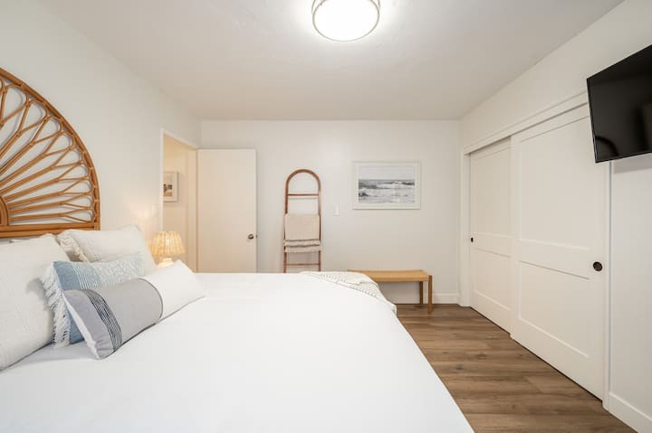 Dormitorio principal con cama tamaño King y TV