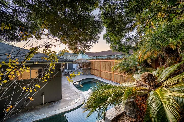 FALLing for Mandie`s Family Home: pool/pets/ac gallery image 4