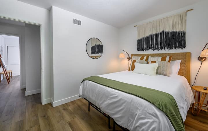 ¡Dormitorio para huéspedes del medio con cama tamaño queen, ventana con vistas al patio trasero!