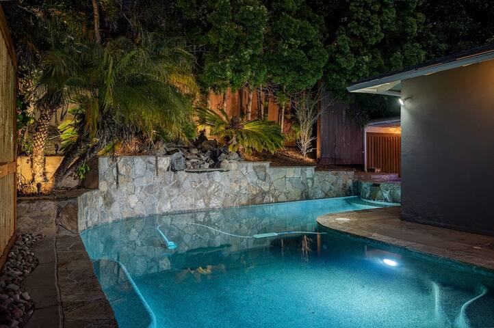 FALLing for Mandie`s Family Home: pool/pets/ac