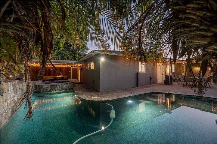 FALLing for Mandie`s Family Home: pool/pets/ac gallery image 3