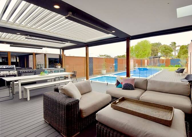 Bayside Mansion w Pool Spa and Ultimate Alfresco gallery image 3