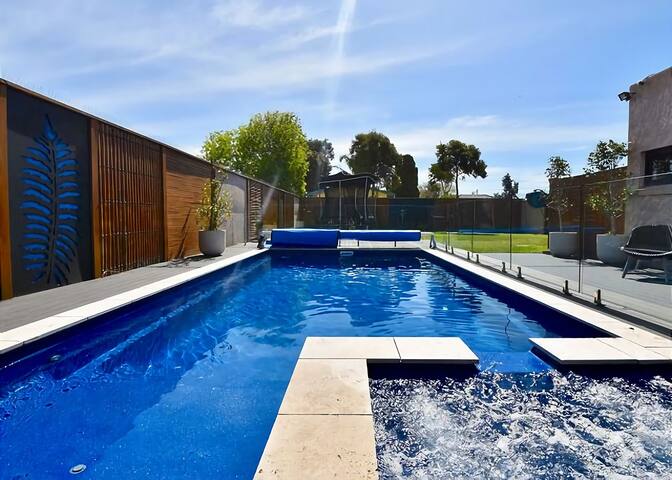 Bayside Mansion w Pool Spa and Ultimate Alfresco gallery image 2