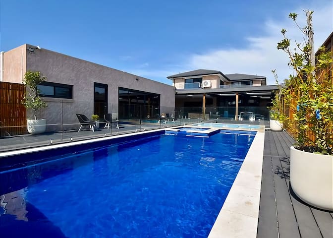Bayside Mansion w Pool Spa and Ultimate Alfresco