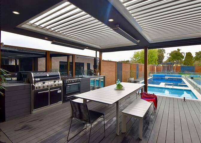 Bayside Mansion w Pool Spa and Ultimate Alfresco gallery image 4