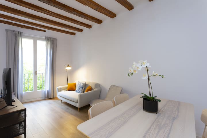 Spacious Apartment Near Las Ramblas - Barcelona