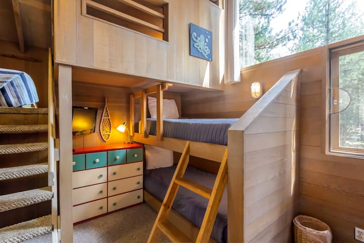 Kamer met queensize bed en twee stapelbedden - boven