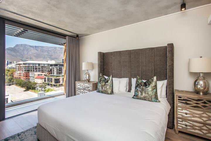 Penthouse with Views & Easy Access to Rooftop Pool gallery image 4