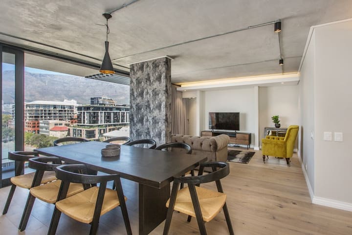 Penthouse with Views & Easy Access to Rooftop Pool