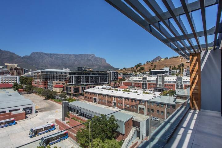 Penthouse with Views & Easy Access to Rooftop Pool gallery image 3