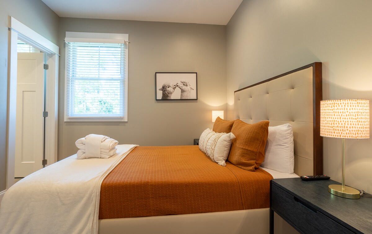 Habitación de invitados n.º3 con cama tamaño queen y TV inteligente (fuera de la vista)