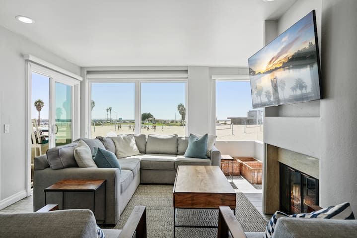 Oceanfront Condo w/ Outdoor Deck & Ocean Views gallery image 2