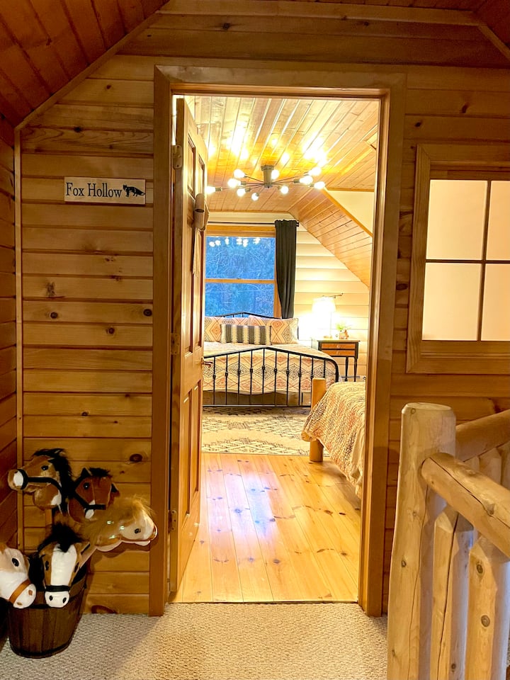 Ფოქს-ჰოლოუ, დიდი ოთახი ორადგილიანი საწოლით და სრული შესასვლელი საწოლით, კიბის ზედა ნაწილში