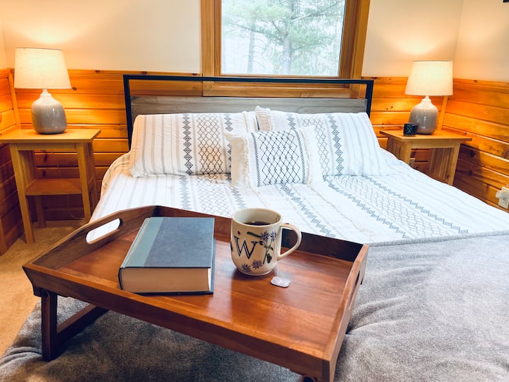 Კომფორტული და მყუდრო საწოლი The Bear Den-ში, პატარა საძინებელში, მთავარ სართულზე