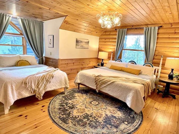 Კომფორტული საწოლი დიდი ზომის და ბონუს ‑ საწოლი The Pond Room ‑ ში.