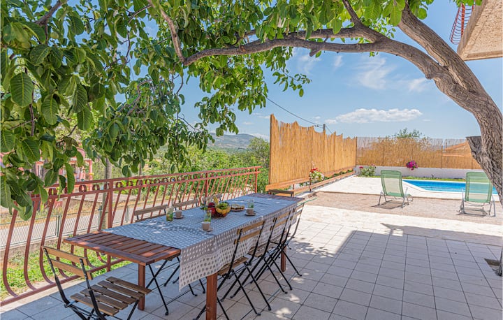 2 Bedroom Lovely Apartment In Danilo - Lozovac