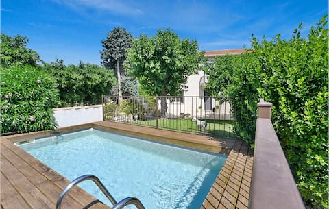 Stunning home in Vallabrègues with kitchen