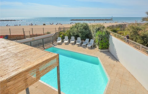 Beach front home in Valras-Plage with WiFi