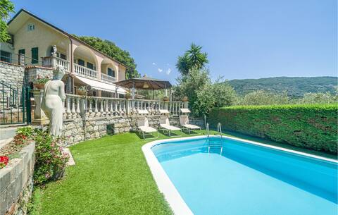 5 bedroom stunning home in Chiavari