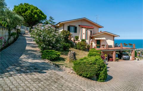 Nice home in Belsito with WiFi