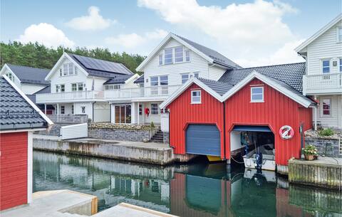 5 bedroom amazing home in Spangereid