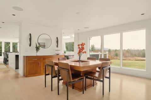 Modern 7-BR Chalet Minutes to Mt. Sunapee