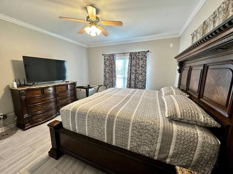 3 KING beds I Sleeps 14 I  Mins to Novosel