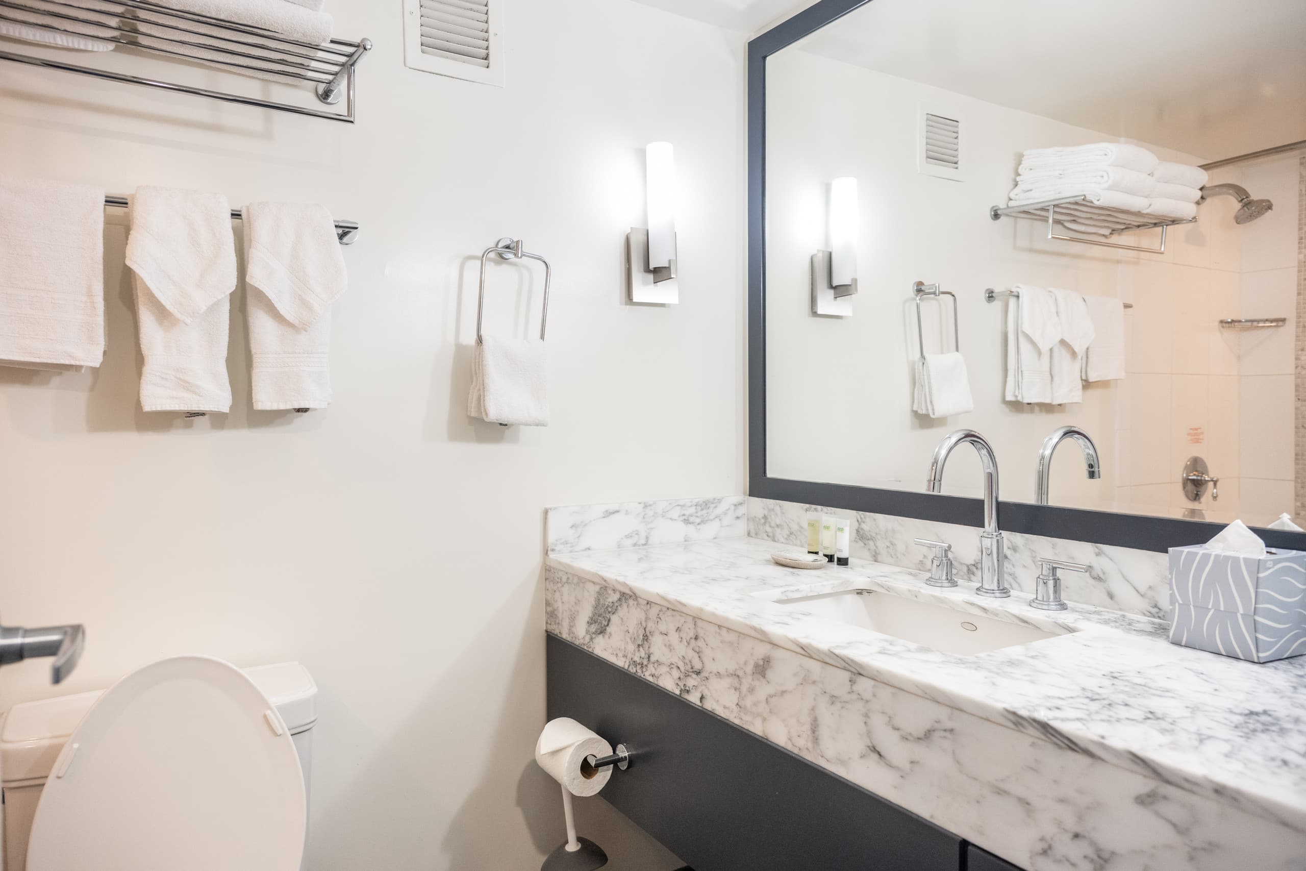 Condo in Honolulu · ★5.0 · 1 bedroom · 2 beds · 1 shared bath - Image 6