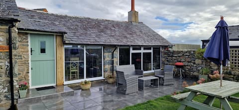 Top performing Airbnb: Cosy charming traditional cottage near the Beach in Llanddwywe, Llanenddwyn