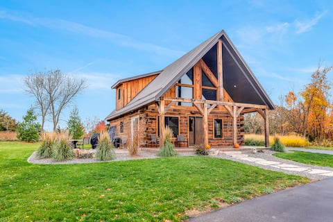 Rustic Hideaway Sleeps 4 Hot Tub