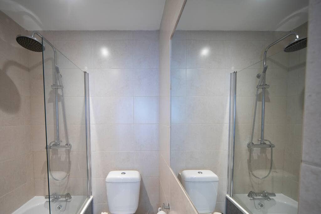 2 Bedroom Apartment 2 doubles (sleeps 4)