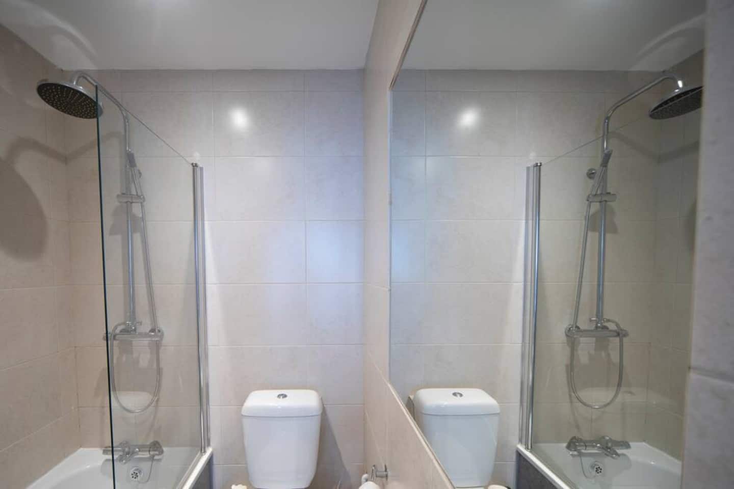 2 Bedroom Apartment 2 doubles (sleeps 4)