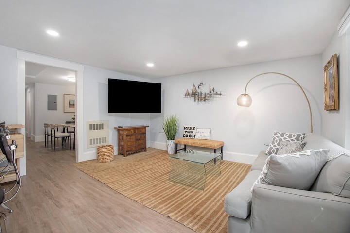 Sebule yenye 65" Smart HD TV na sofa ya kulala