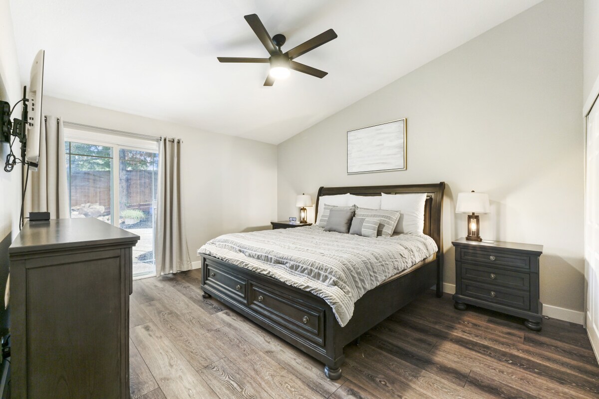 Primarna spavaća soba s Smart TV-om i pristupom terasi