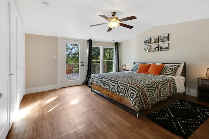 Dhoma e gjumit ka një krevat dopio "king"