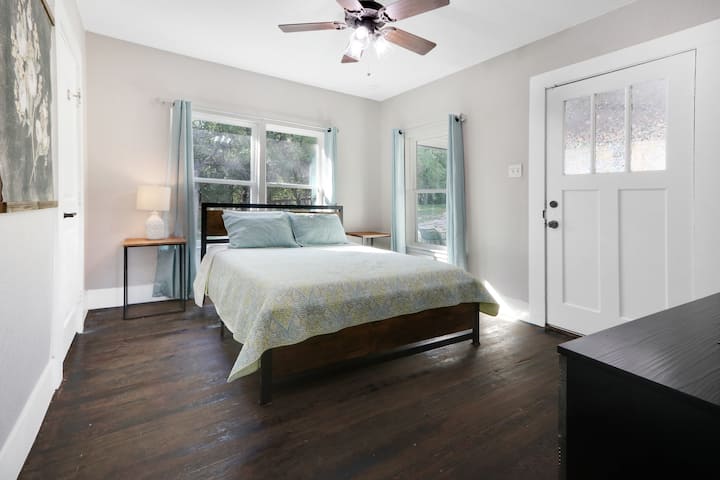 Dhoma e gjumit dy ka një krevat dopio "queen"