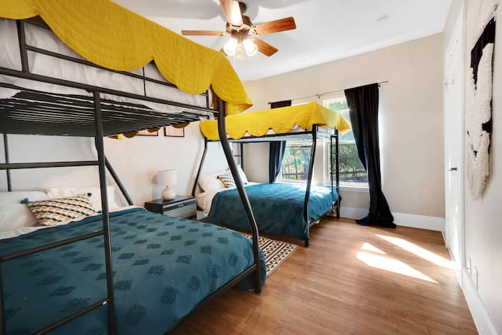 Dhoma e gjumit tre ka dy krevate marinari, me një krevat dopio(lart)/krevat me madhësi të plotë (poshtë)