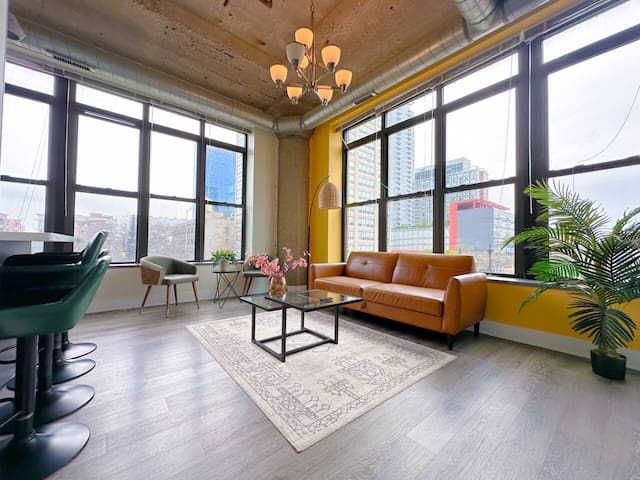Modern 2BR/2BA Corner Suite Near McCormick Place