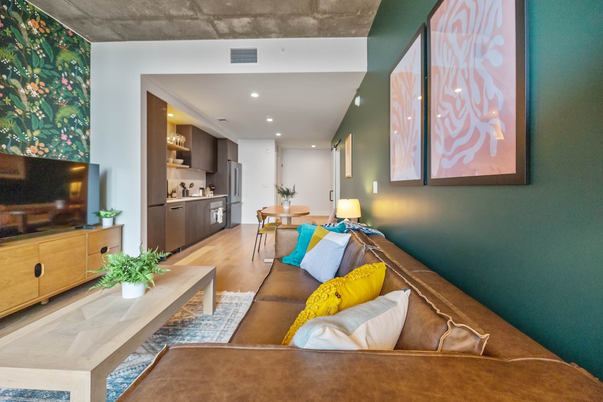 Posh + Pretty Luxe Pad | Insta-Worthy Rooftop Pool