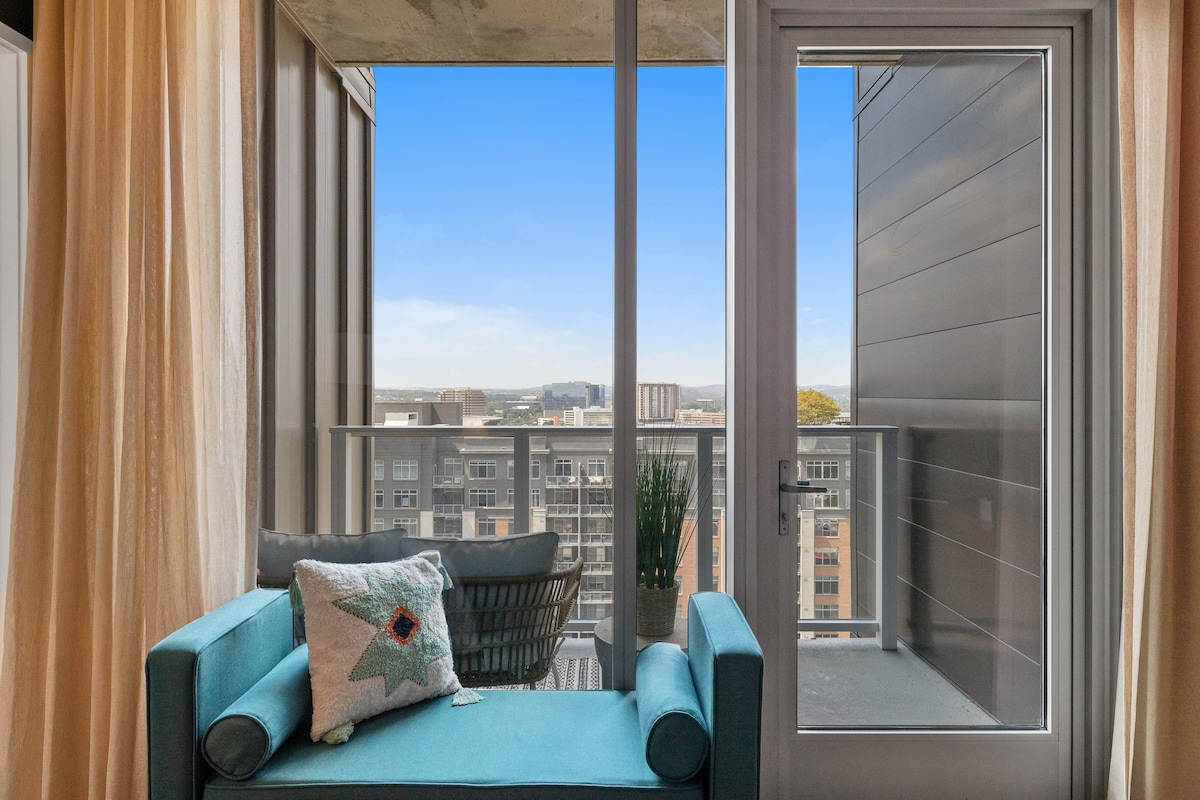 Posh + Pretty Luxe Pad | Insta-Worthy Rooftop Pool