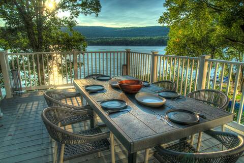 Lakefront, private dock & deck!