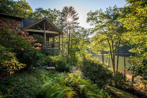 Lake front with private dock & gorgeous views!