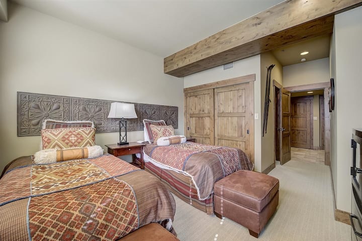 Საძინებელში 2 საწოლია.