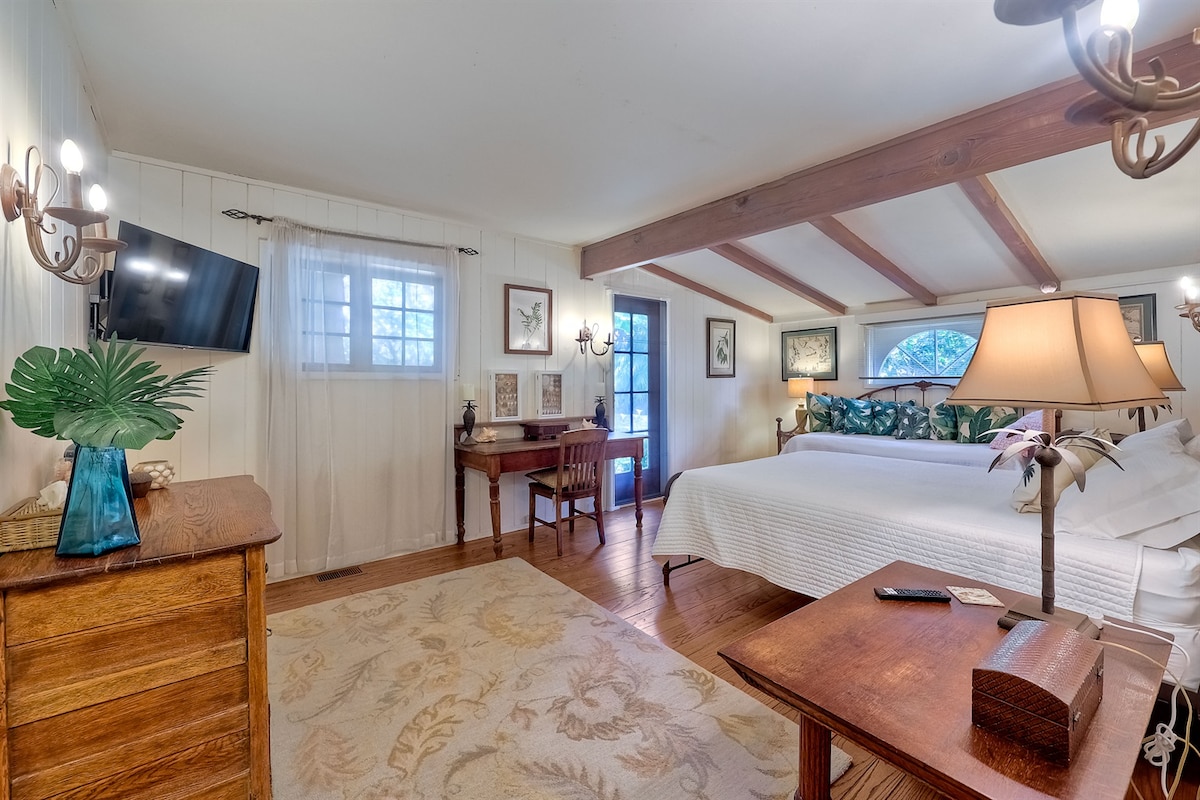 Chumba cha kulala cha pili kina kitanda aina ya queen na kitanda cha trundle