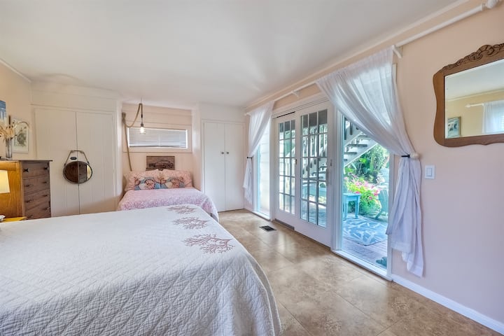 Tercer dormitorio con dos camas y acceso al patio