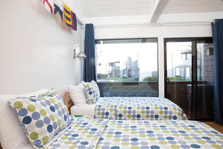 Guest bedroom with twin beds