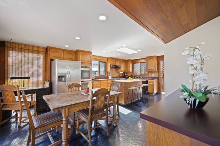 221W: Lovely Avalon house w/ cart & spacious deck gallery image 2