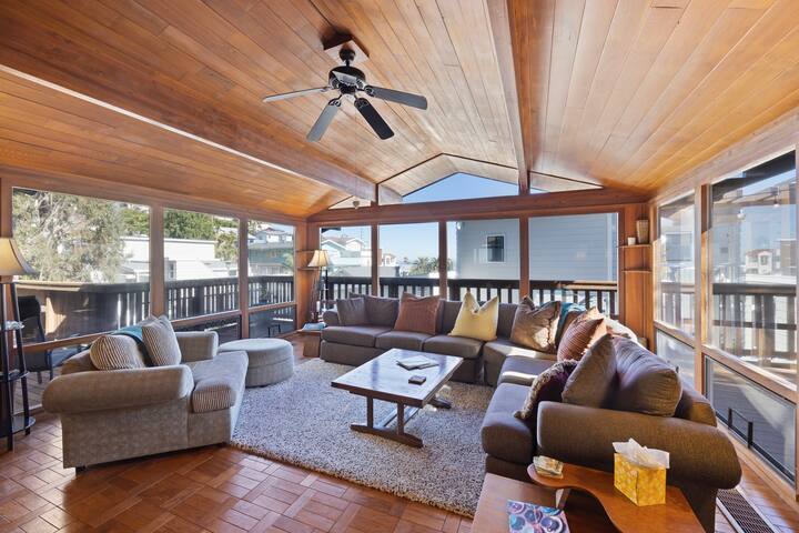 221W: Lovely Avalon house w/ cart & spacious deck gallery image 3