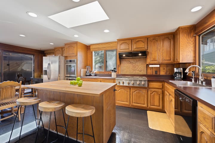 221W: Lovely Avalon house w/ cart & spacious deck