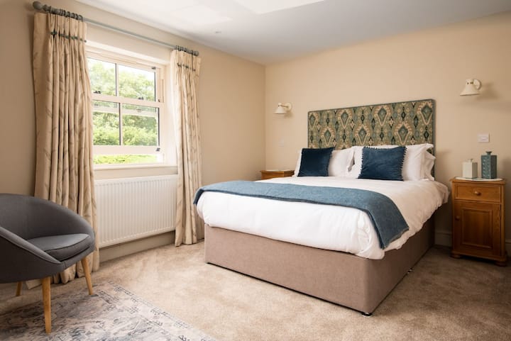 Partridge Lodge - спална соба со брачен кревет (широк 150-179 см) и поглед кон предниот дел